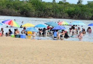 Banhistas na Praia do Caçari, bairro Paraviana, neste feriado (Foto: Nilzete Franco/Folha BV)