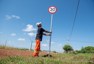Foram instaladas 18 placas de trânsito na estrada principal da comunidade Darora, região do baixo São Marcos (Foto:  Jonathas Oliveira/PMBV)