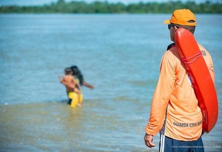 Equipes da Defesa Civil Municipal percorrem praias mais próximas da capital orientando e dando dicas importantes aos banhistas para que se mantenham seguros. (Foto: Divulgação)