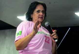 A ex-ministra do Governo Bolsonaro, Damares Alves, durante discurso em Boa Vista (Foto: Nilzete Franco/FolhaBV)
