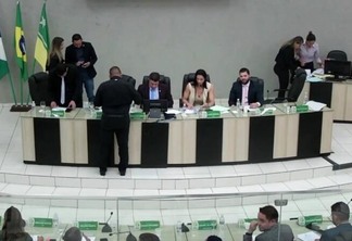 A mesa diretora da Câmara Municipal durante a votação da resolução (Foto: Reprodução)