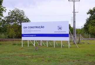 Placa que sinaliza a construção do canteiro de obras (Foto: Fernando Oliveira)