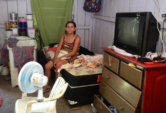  A idosa, que sobrevive de doações de vizinhos, está pedindo ajuda para comprar alimentos e realizar exames médicos, pois está com a saúde debilitada (Foto:Nilzete Franco/FolhaBV)
