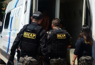 Policiais da Dicap durante a condução dos presos para a Polinter (Foto: Nilzete Franco/FolhaBV)