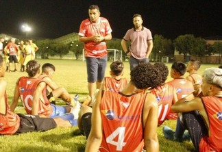 Cai-Cai conversa com elenco juvenil do Baré na Vila Olímpica de Boa Vista (Foto: Yago Dias/Baré)
