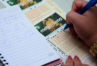 As apostas podem ser feitas até às 18h do dia do sorteio, em qualquer lotérica do país ou pela internet, no site da Caixa (Foto: Nilzete Franco/Folha BV)