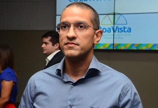 O prefeito Arthur Henrique durante anúncio de mudança do secretariado municipal (Foto: Nilzete Franco/FolhaBV)