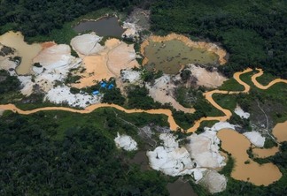Crateras e impactos deixados por garimpo em Terra Indígena (Foto: Divulgação)