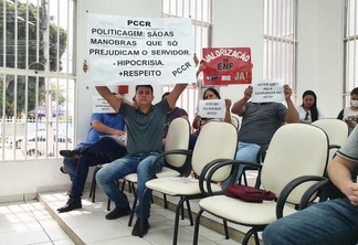 Profissionais da Enfermagem foram à Câmara cobrar derrubada do veto (Foto: Lucas Luckezie/FolhaBV)