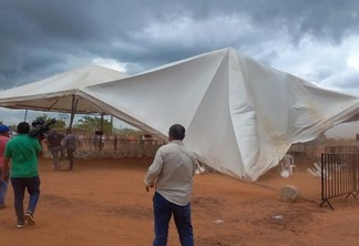 Uma das tendas chegou a desabar por causa da força do vento, causando pânico nos presentes. (Foto: Nilzete Franco/FolhaBV)