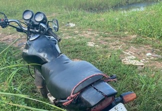Moto recuperada na lagoa pelo 2° Batalhão da Polícia Militar (Foto: Divulgação)