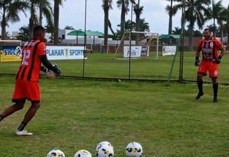 Timbú do goleiro Katê (com a bola) quer ir adiante na Copa Verde. (Crédito: Vânia Pereira/Náutico)