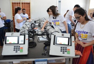 Servidores do TRE-RR durante carga e lacre das urnas nas eleições 2022