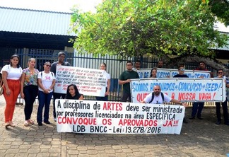 Docentes levaram cartazes para cobrar convocação na Seed (Foto: Nilzete Franco/FolhaBV)