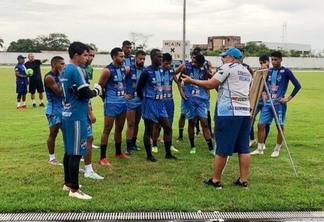 O elenco do São Raimundo finaliza preparação para o jogo, no estádio Canarinho (Foto: São Raimundo-RR)