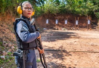 Fernanda Rodrigues da Silva, uma das servidoras que entrou recentemente no quadro da corporação e já passou por um treinamento para usar armamento (Foto: Divulgação)