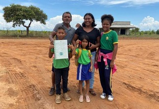 O agricultor Walmir dos Santos Almeida, ao lado da esposa e filhos menores, recebeu o título definitivo e uma casa em alvenaria 