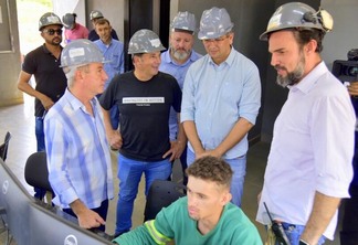 Autoridades durante visita à indústria Serra Verde (Foto: Fernando Oliveira/Secom-RR)