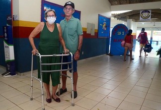 O casal de idosos, Ivanilda Lucena e Antônio Barbosa, forma uns dos primeiros a votar na Escola Militarizada Maria Nilce Macêdo Brandão (Foto: Nilzete Franco/FolhaBV)