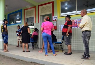 Maior fila encontrada pela reportagem foi na escola municipal Luiz Canará (Foto: Nilzete Franco/FolhaBV)