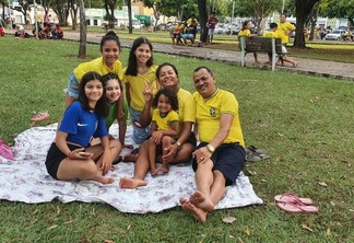A pedagoga Rosa Celino levou as filhas e sobrinhas para aproveitarem um momento ao ar livre (Foto: FolhaBV)