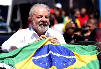 Lula com a bandeira do Brasil