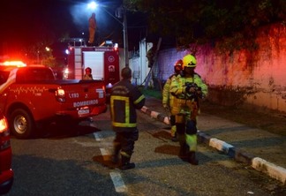 Momento em que os bombeiros estavam realizando o rescaldo da residência (Foto: Wenderson Cabral/Folha BV)