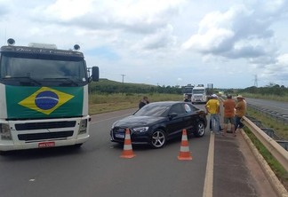 O bloqueio está no sentido para quem vai para a zona urbana da capital Boa Vista, e é feito por uma carreta e um carro de luxo (Foto: Nilzete Franco/FolhaBV)