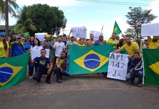 Manifestantes com cartazes em referência ao artigo 142, da Constituição Federal (Foto: Nilzete Franco/FolhaBV)