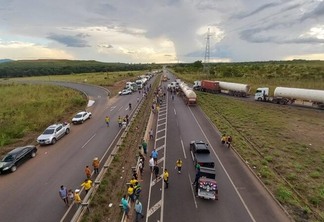 Bloqueio parcial na rodovia federal BR-174, em Boa Vista (Foto: Nilzete Franco/FolhaBV)