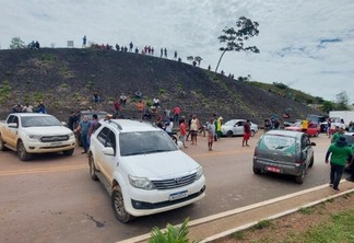 Manifestantes fecharam o marco fronteiriço entre Brasil e Venezuela nesta terça-feira (Foto: Divulgação)