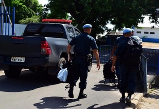 A reportagem da FolhaBV esteve na frente do Quartel do Comando Geral da PM, onde policiais militares chegavam para se preparar para a viagem. (Foto: Nilzete Franco/FolhaBV)