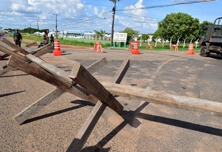 Algumas barreiras de madeira e cones impedem a passagem dos veículos foto: Nilzete Franco/FOLHABV