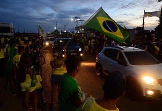 Manifestantes eleitores de Jair Bolsonaro ocuparam o acostamento e uma faixa da BR-174 (Foto: Nilzete Franco/FolhaBV)