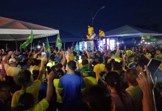 Manifestantes cantam hino sobre orgulho de ser brasileiro (Foto: Nilzete Franco/FolhaBV)