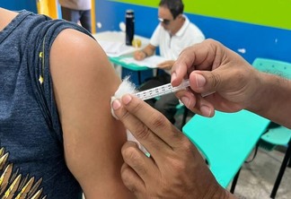 O objetivo da ação é atualizar o cartão de vacina e ampliar a imunização da população de todas as faixas etárias, tanto brasileiros quanto estrangeiros, até o dia 12. (Foto: Ascom/Sesau)
