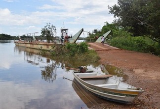 A embarcação é responsável transportar veículos e pedestres, sobre o rio Uraricoera, para mais de 14 comunidades indígenas do Baixo São Marcos (Foto: Arquivo Folha BV)