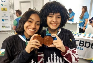 Evelly Sophia Luna e Jamilly Vitória Sobral ganharam a medalha de bronze na competição de xadrez, categoria por equipes (Foto: Divulgação/Seed-RR)