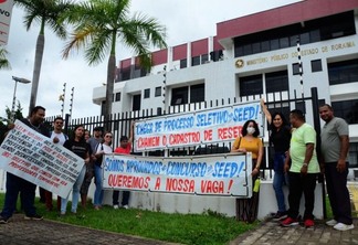 Professores do cadastro reserva durante protesto em frente ao MPRR nesta terça-feira (Foto: Nilzete Franco/FolhaBV)