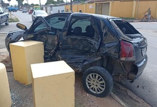 Veículo ficou com a lateral completamente destruída - Foto: Divulgação