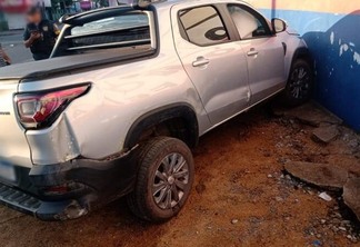Carro foi encontrado batido, no cruzamento da rua Moacir da Silva Mota e avenida Ataíde Teive (Foto: Divulgação)