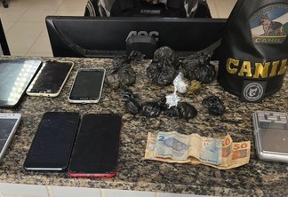 Droga, balança de precisão, dinheiro e celulares foram apreendidos na ação - Foto: Divulgação/PMRR
