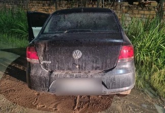 o veículo foi encontrado atolado na lama, sem a chave e os documentos. O carro foi restituído à proprietária (Foto: Divulgação)