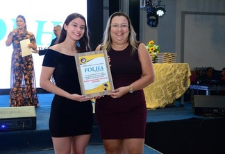A editora-chefe Dina Vieira posa com o prêmio Destaque Empresarial (Foto: Nilzete Franco/FolhaBV)