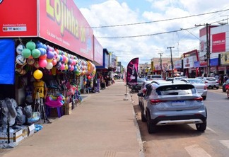 Avenida Ataíde Teive, um dos principais centros comercias de Boa Vista, estava praticamente vazia - Foto: Wenderson Cabral/Folha de Boa Vista