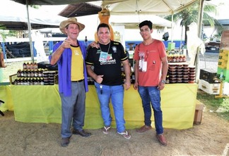 Pedro de Freitas (esquerda), o filho Anderson de Freitas (centro) e o neto Guilherme Martins (esquerda) trabalham juntos no apiário (Foto: Wenderson Cabral/FolhaBV)