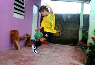 O garoto Kaynan Andrade, conhecido como Meia Trocada, é um sucesso na internet (Foto: Nilzete Franco/FolhaBV)