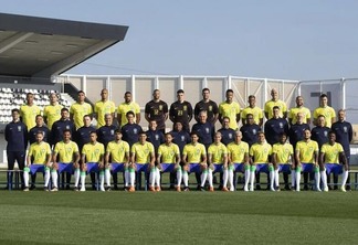 Todos os 26 jogadores convocados posaram ao lado de integrantes da comissão técnica (Foto: Lucas Figueiredo/CBF)