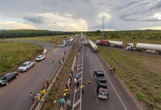No dia 31, manifestantes chegaram a bloquear a BR-174 nas proximidades do Anel Viário, em Rorainópolis e também em Pacaraima (Foto: Nilzete Franco/Folha BV)