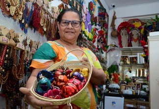 Sula Martins, de 60 anos, administra uma loja de artesanato no Mercado São Francisco (Foto: Nilzete Franco/FolhaBV)
